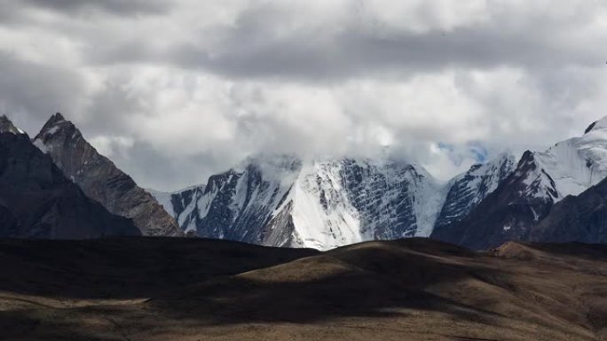 云朵爬过喜马拉雅山，西藏，中国。