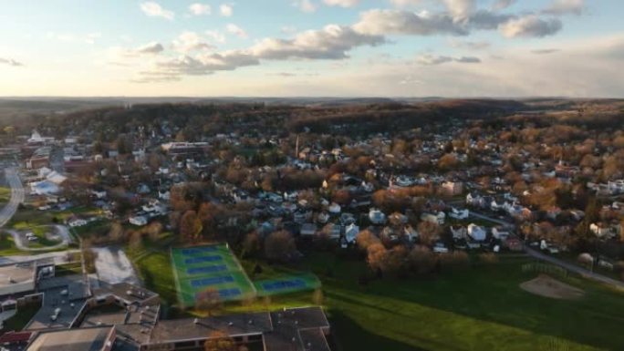 2022年11月20日下午秋天，美国纽约里昂小村庄的秋季空中无人机视频。
