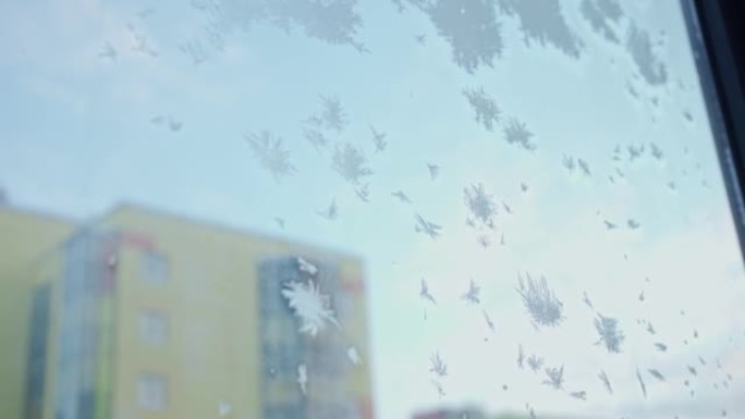 公寓玻璃上的霜冻图案。窗户上的冰。冬天