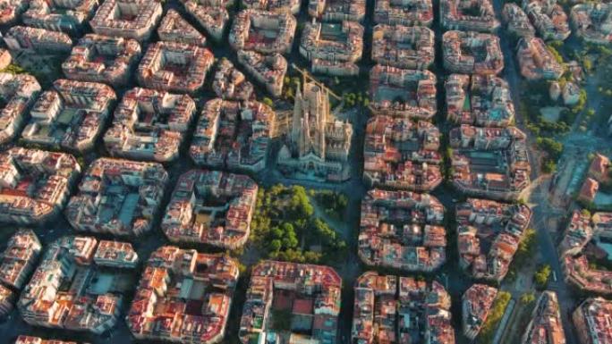 日出时，巴塞罗那城市天际线与圣家堂的鸟瞰图。西班牙加泰罗尼亚