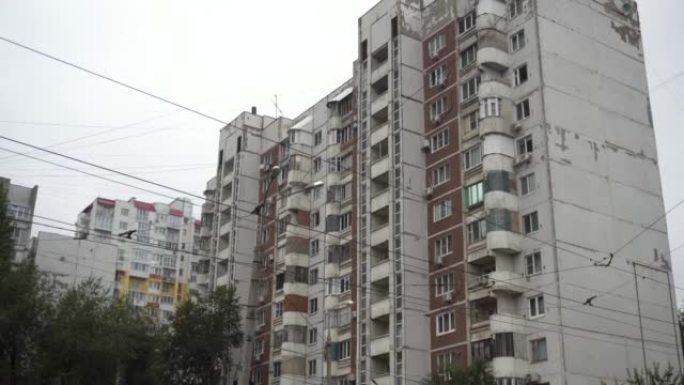 宽公寓楼特写。在灰色云层的背景下，苏联建筑的全景。