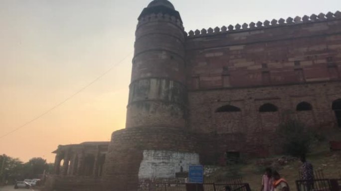 2019年11月，印度Fatehpur Sikri——背景是一座大型建筑