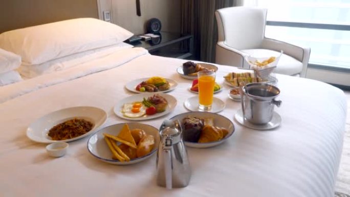 豪华现代酒店的床上供应早餐