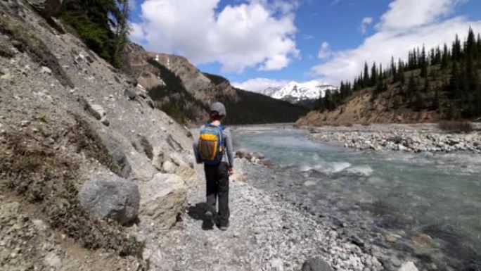 小男孩在加拿大艾伯塔省班夫国家公园Bow Glacier Falls Trail徒步旅行