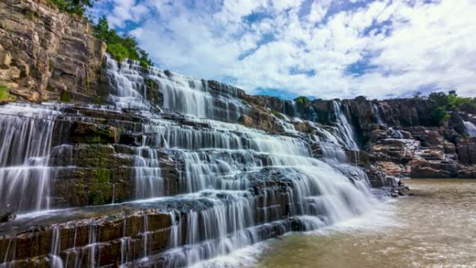 越南大叻高原神秘瀑布的时间流逝。