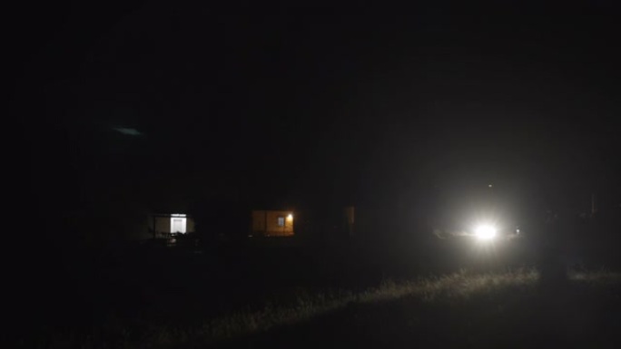漆黑的夜晚，乡村道路上的汽车