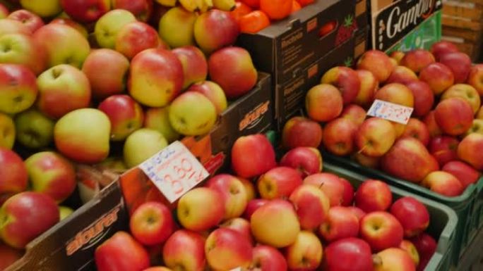 苹果和橘子水果在市场桌上的布局