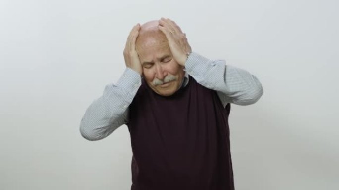 一位老人用手握着头的肖像，收到了坏消息。