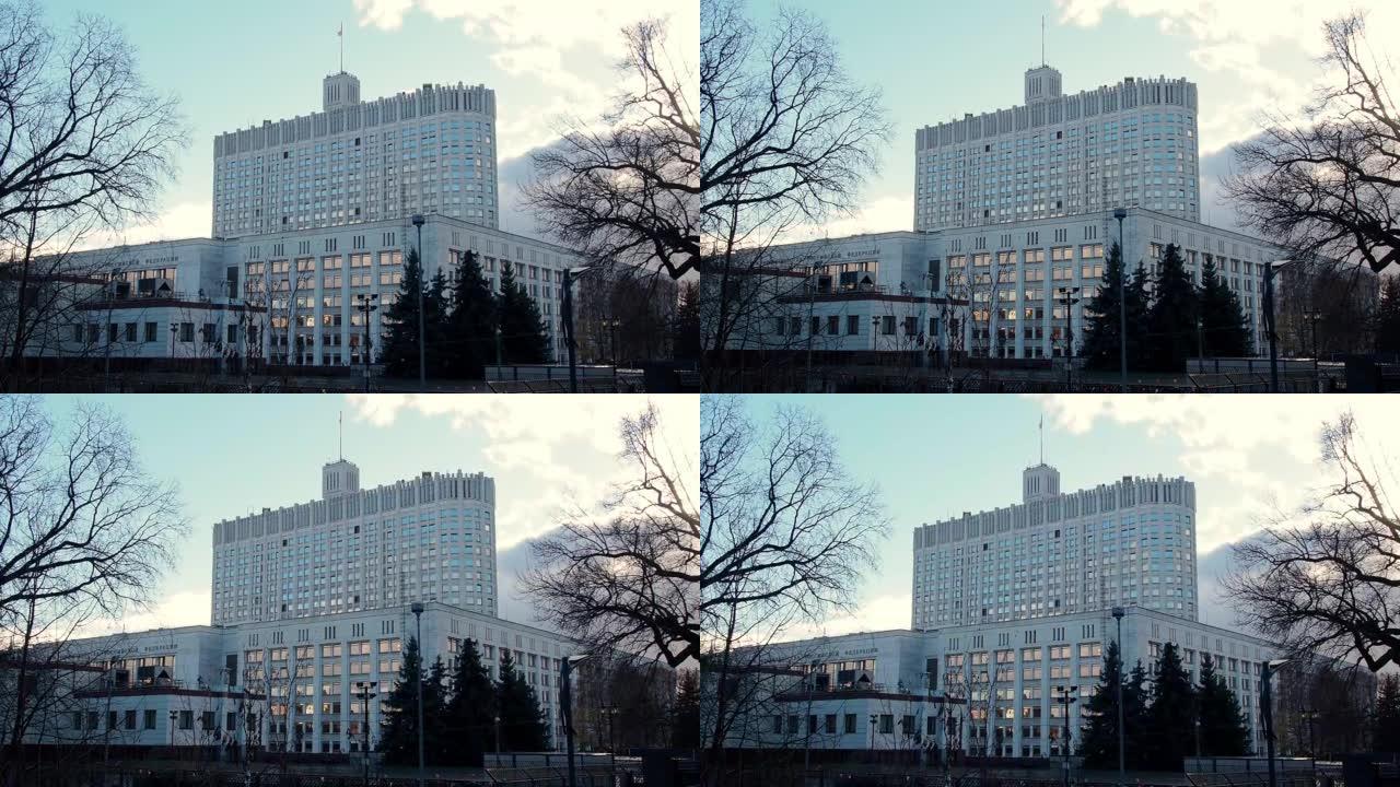 俄罗斯的白宫大楼，旗帜飘扬。