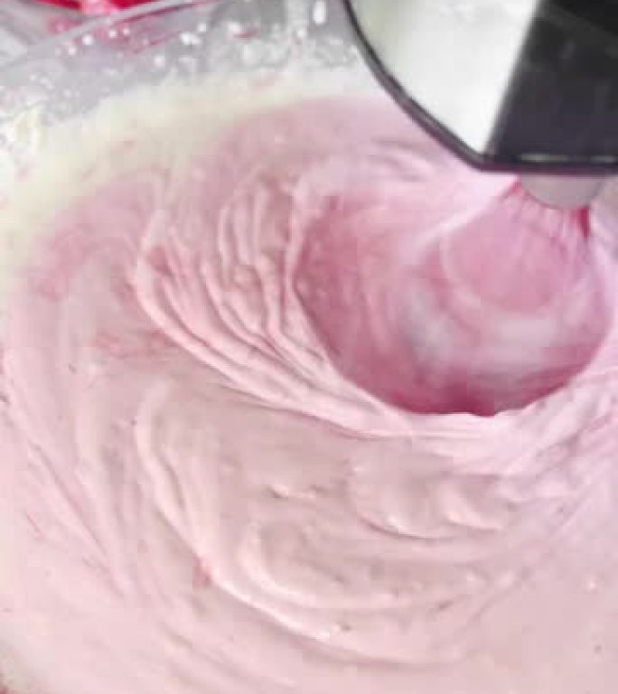 社交媒体的垂直食品冰淇淋蛋卷草莓准备博客蒙太奇