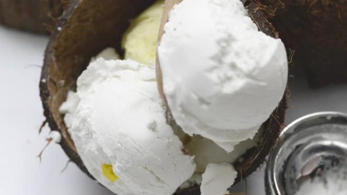 高清椰子碗中新鲜香草冰淇淋的特写镜头
