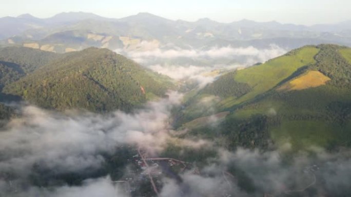 早上飞越村庄，周围是局部的山脉和雾气