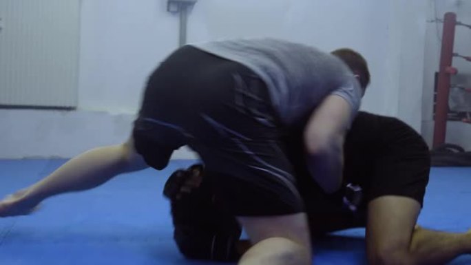 MMA战士在健身房训练格斗，手持跟踪射击