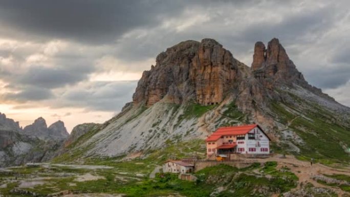 从多比亚科附近的兰德罗山谷 (Valle di Landro) 可以看到，在Tre Cime di 