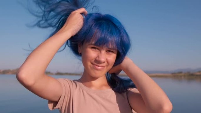 岸上梳着马尾辫的蓝色头发的女孩。
