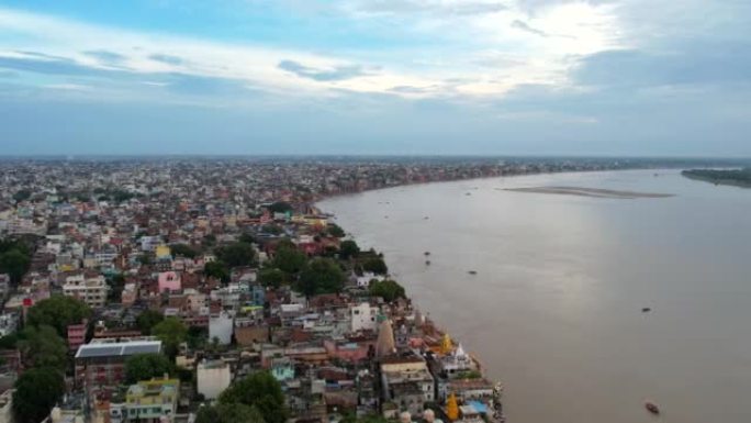 印度北方邦Banaras瓦拉纳西市与恒河、高止山脉、瓦拉纳西的房屋的航拍视频4k