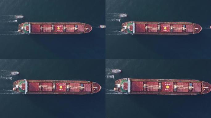 拖船辅助大型散货船的鸟瞰图。由拖船护送的大船。