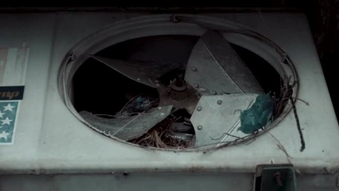 带鸟巢空调的旧室外冷凝器坏了