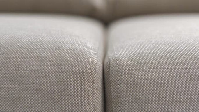 米色纺织品软垫沙发和扶手椅靠垫，缝合完美。
