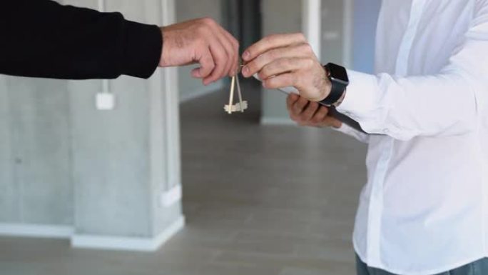 代理商在完成业务交易后将钥匙交给客户以转让财产。屋主收到房屋占有权转让后高兴