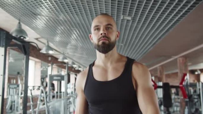 男子在运动模拟器健身房锻炼身体，改善身体。有氧训练。
