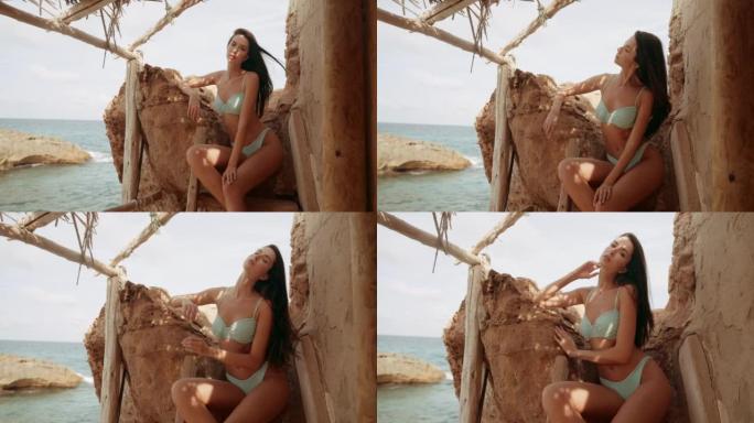 穿着比基尼的优雅沙滩女人。西班牙伊比沙岛暑假期间，穿着沙滩装的性感女士在热带目的地享受阳光。电影4K