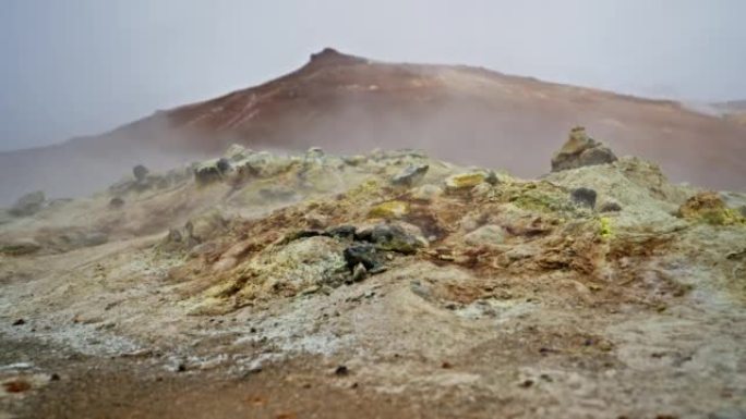 冰岛用藻类蒸岩石的低角度镜头
