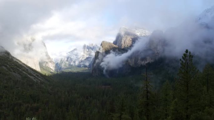 雾山，悬崖或陡峭的岩石，薄雾笼罩的秋天，加利福尼亚的峭壁或悬崖。