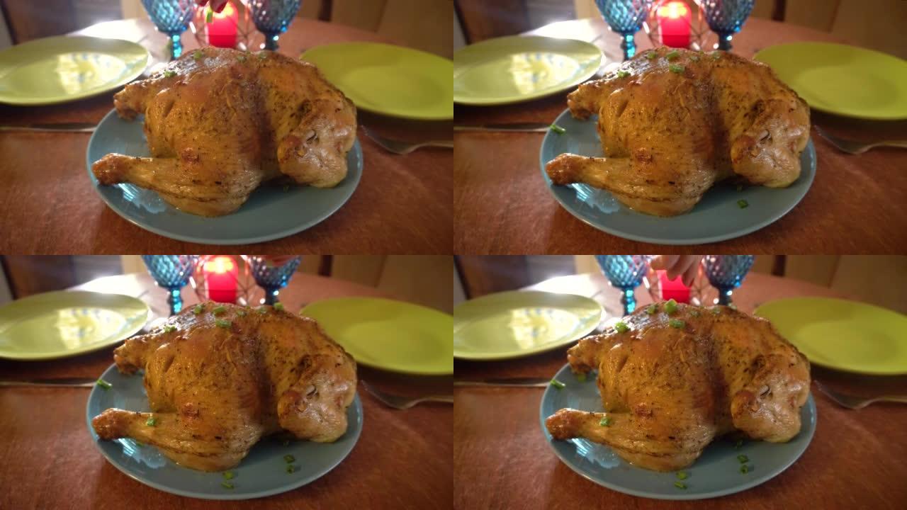 感恩节食物。在烤鸡上撒上葱，火鸡放在桌子上。鲜肉