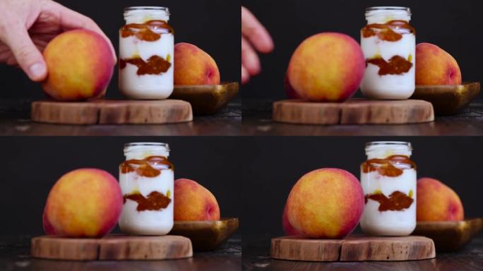 桃子味酸奶旁边的木板上的成熟桃子