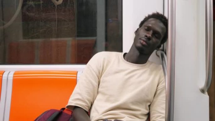 疾病、乏力、疲劳概念。疲惫的非洲年轻人在乘车时睡在地铁车厢里
