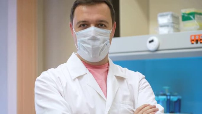 化学实验室研究员戴着医用口罩的人说是的，并在生物医学实验室点点头。快乐的医生站在复古风格的实验室里摇
