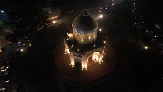 空中无人机拍摄的回旋Sabz Burj在印度新德里晚上，德里道路德里交通交叉口莫卧儿圆顶建筑墓