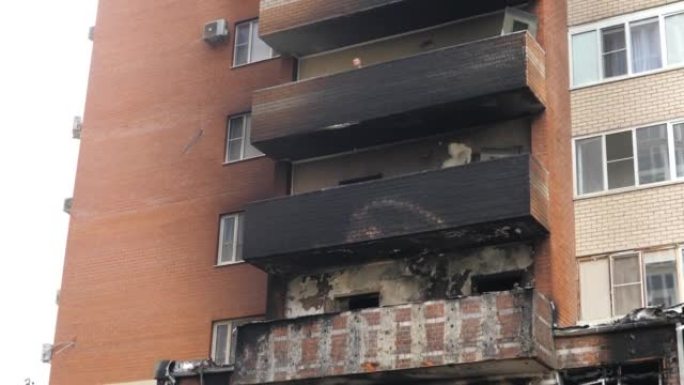 城内居民楼的一个被毁的入口。烧毁的公寓。电线短路引起火灾后的后果。关键基础设施受损。