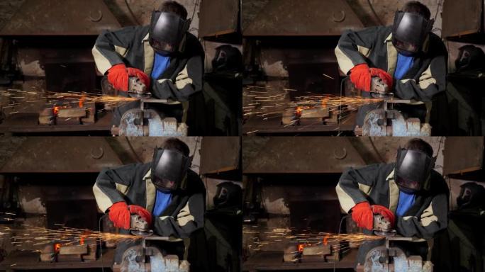 一名身穿制服的工人用研磨机切割金属，他戴着头盔和手套。