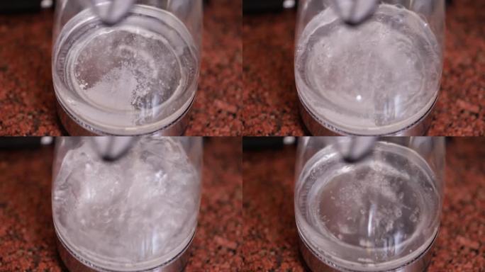透明电热水壶中的开水特写