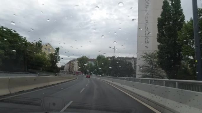 雨天开车穿越城市