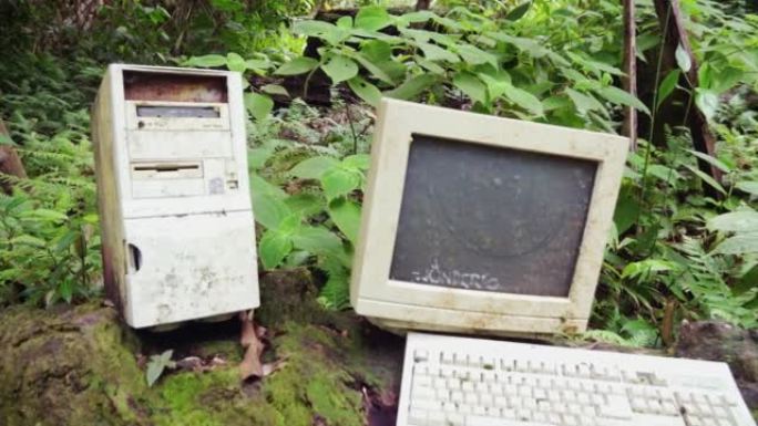 哥斯达黎加热带雨林中的旧计算机