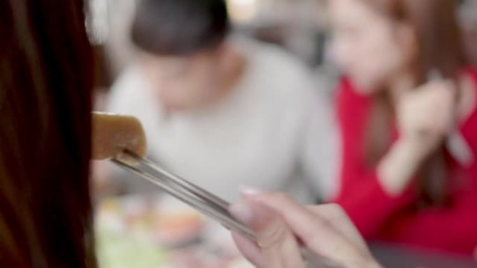 快乐的年轻人在火锅餐厅用餐