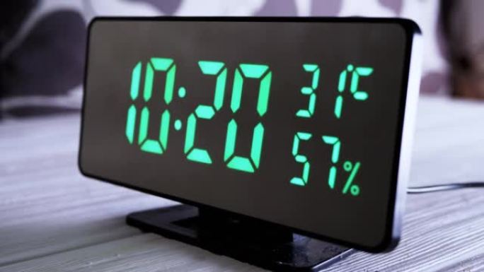 数字时钟在绿色显示上午10:20上显示时间、温度、空气湿度