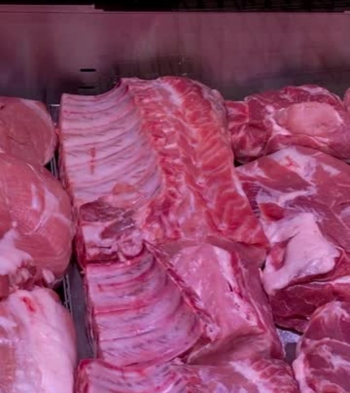 肉铺的柜台出售各种多汁优质的生肉。