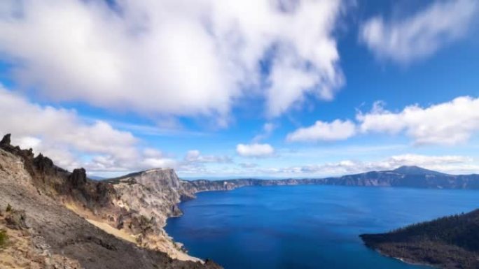 俄勒冈州火山口湖上方移动的云层的时间流逝