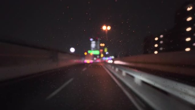 雨夜在高速公路上行驶