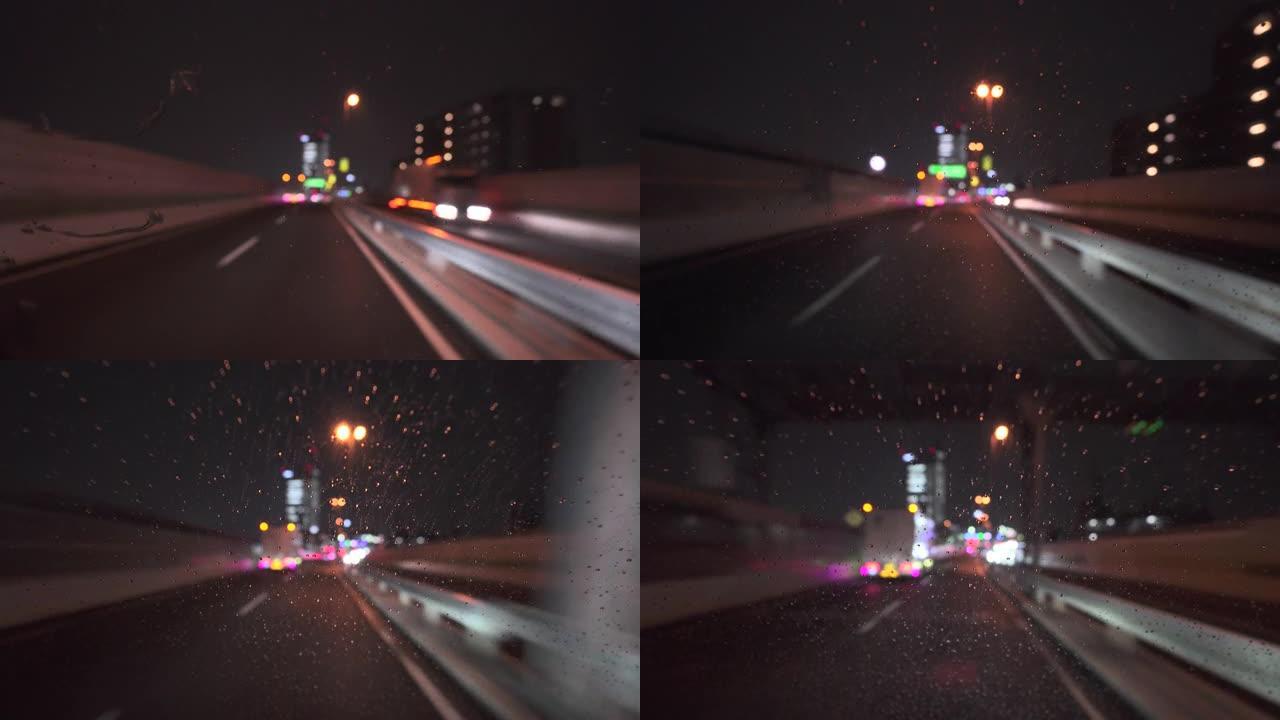 雨夜在高速公路上行驶