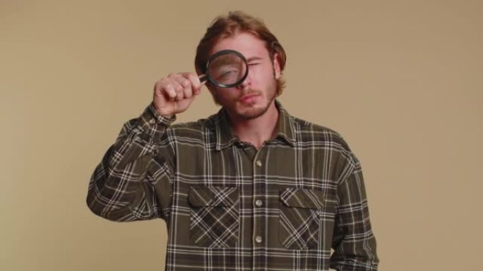 研究员研究员男子用放大镜靠近脸部，用大变焦眼睛看着相机