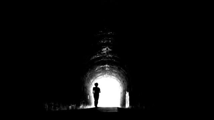 一名男子在黑暗隧道中奔跑的视频 (单色)