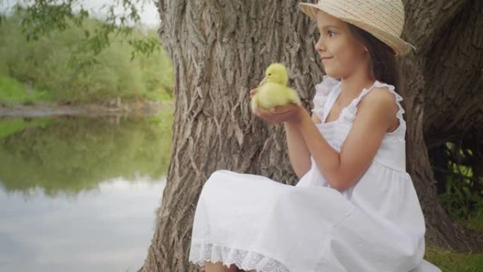 带小鸭的女孩喜欢看风景优美的乡村景色