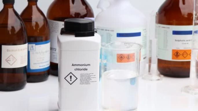 瓶中的氯化铵，实验室和工业中的化学物质