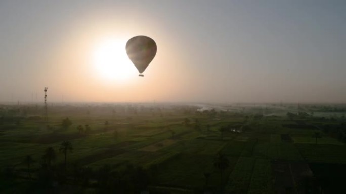 背景为日出的热气球飞越卢克索埃及