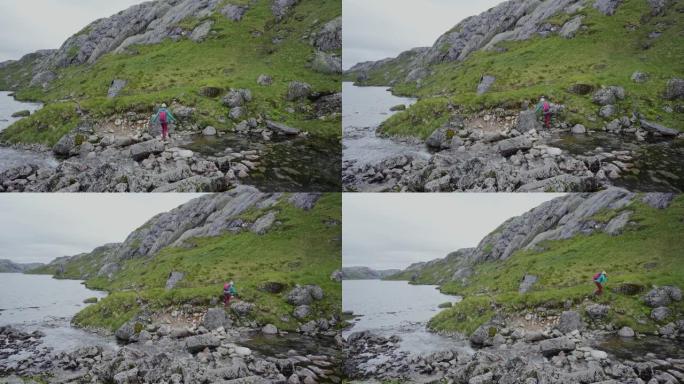 挪威山区徒步旅行的妇女